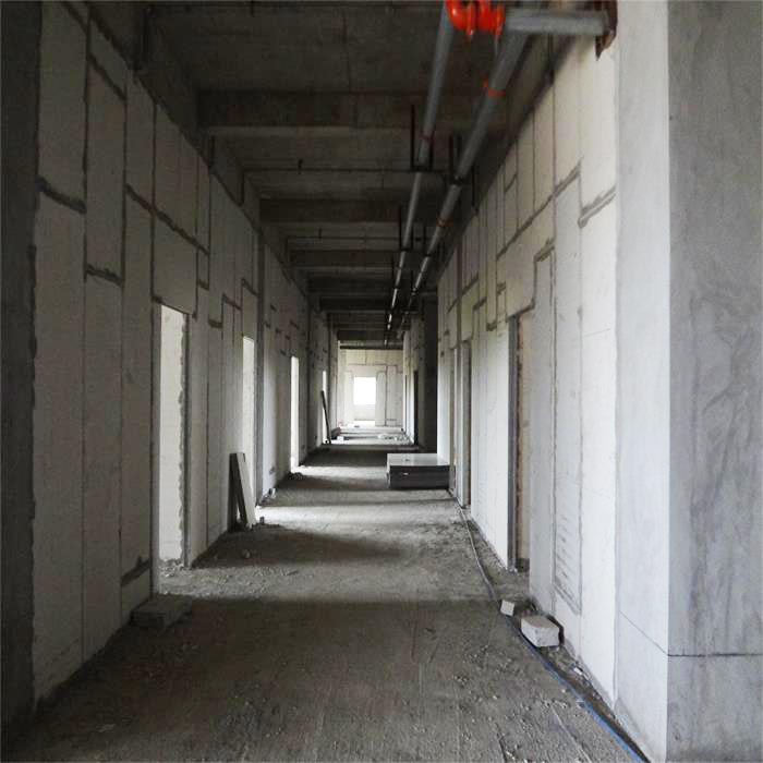 宜春某學(xué)校實(shí)芯輕質(zhì)隔墻板安裝現(xiàn)場(chǎng) 宜春某學(xué)校實(shí)芯輕質(zhì)隔墻板安裝現(xiàn)場(chǎng)